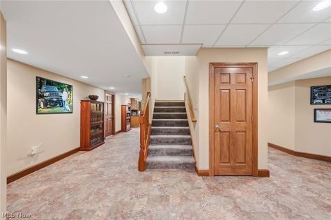 1088 River Woods Drive Hinckley OH 44233