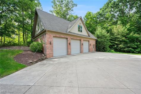 1088 River Woods Drive Hinckley OH 44233