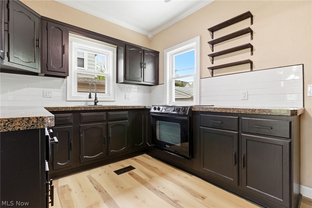 1521 Blossom Park Avenue Lakewood OH 44107