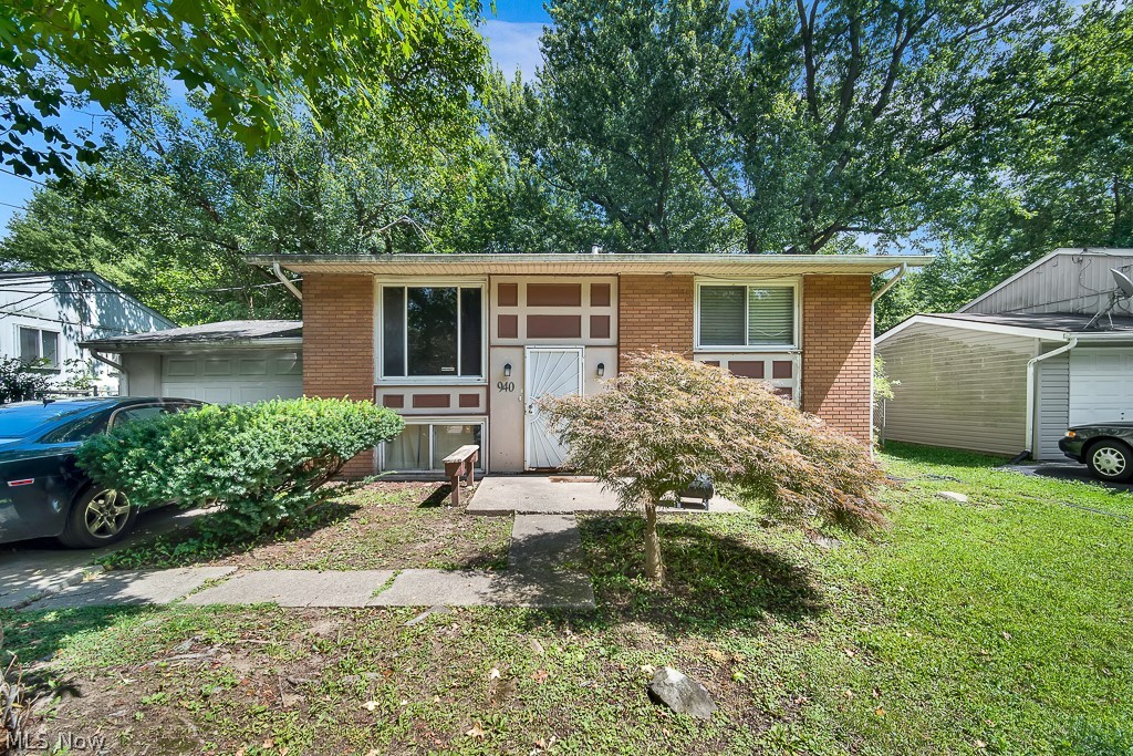 940 Lovers Lane NW Warren OH 44485