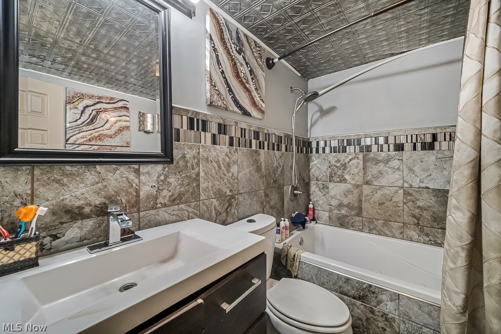 940 Lovers Lane NW Warren OH 44485