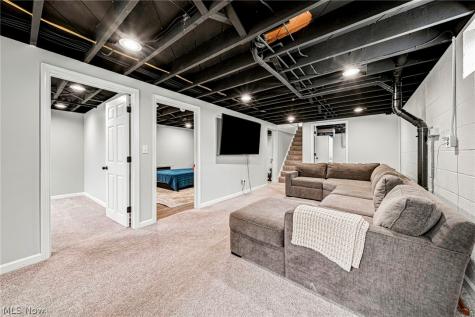 13687 Carlton Street Burton OH 44021