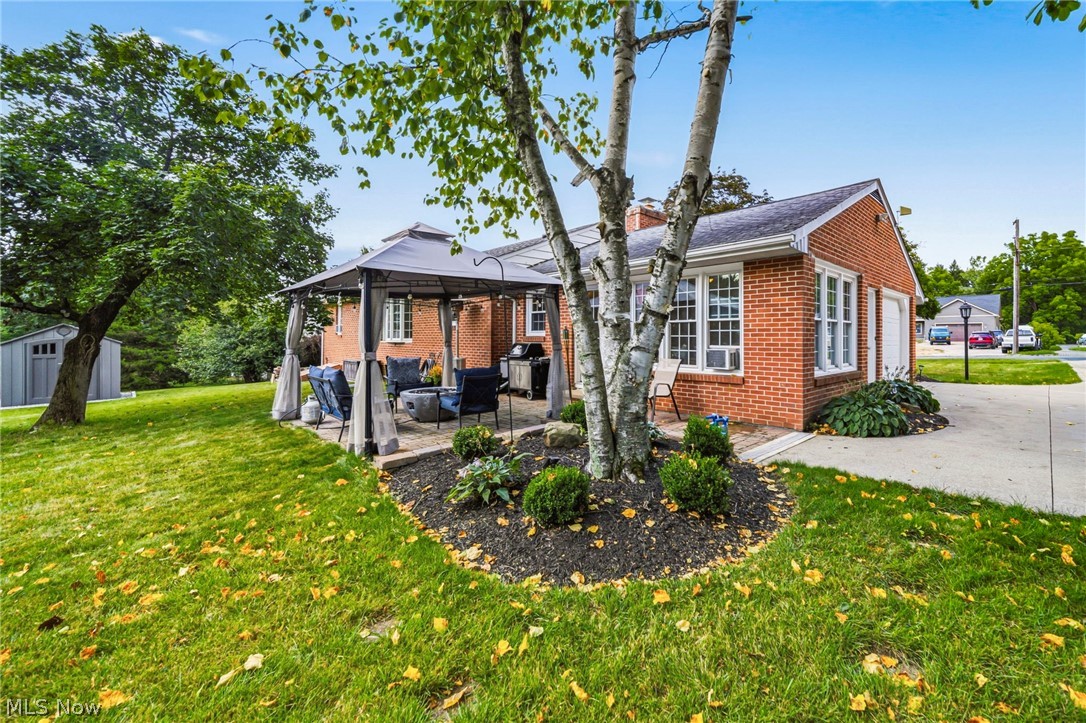 13687 Carlton Street Burton OH 44021