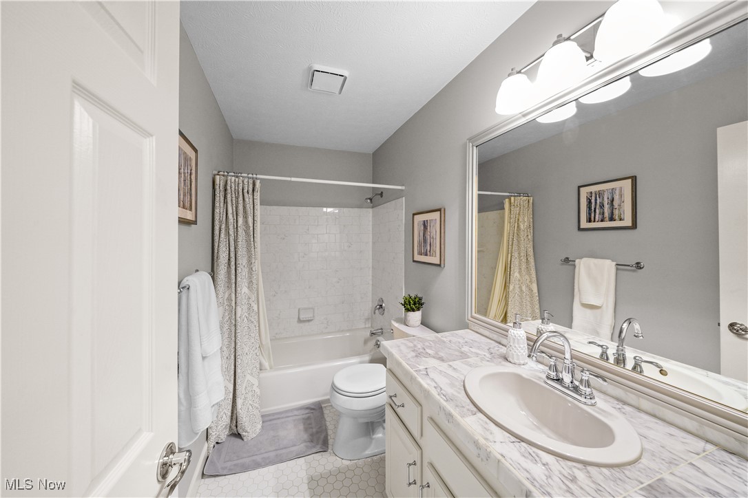 230 Birchbark Trail Aurora OH 44202