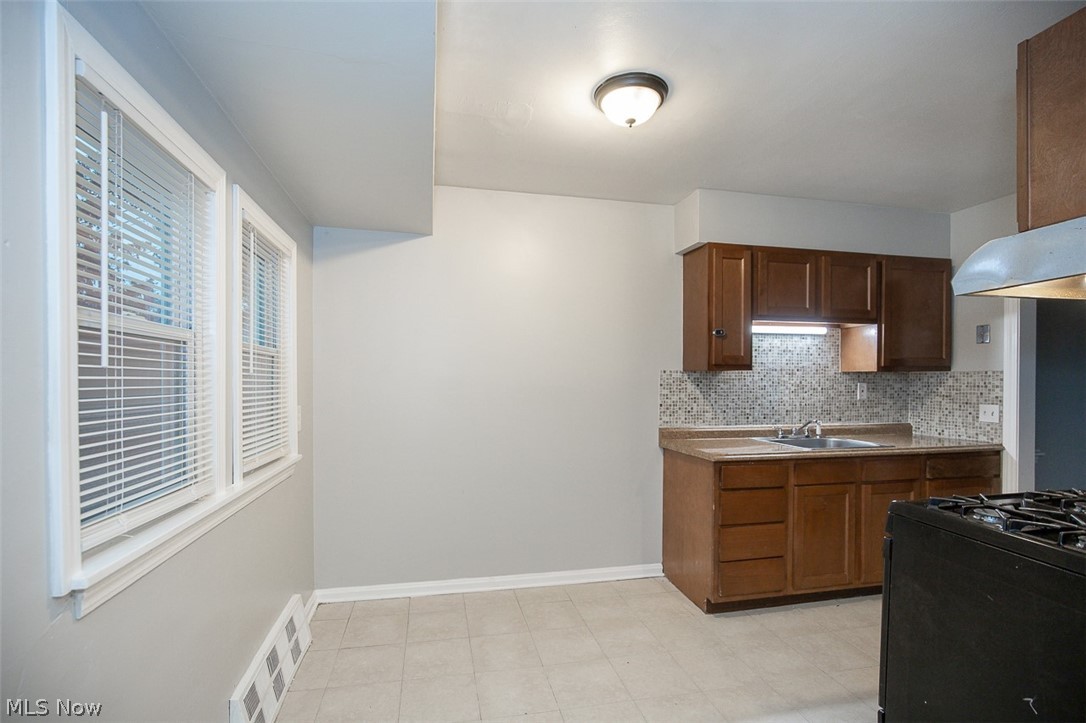 660 E 260th Street Euclid OH 44111