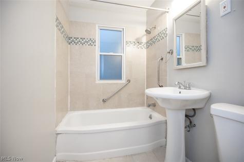 660 E 260th Street Euclid OH 44111