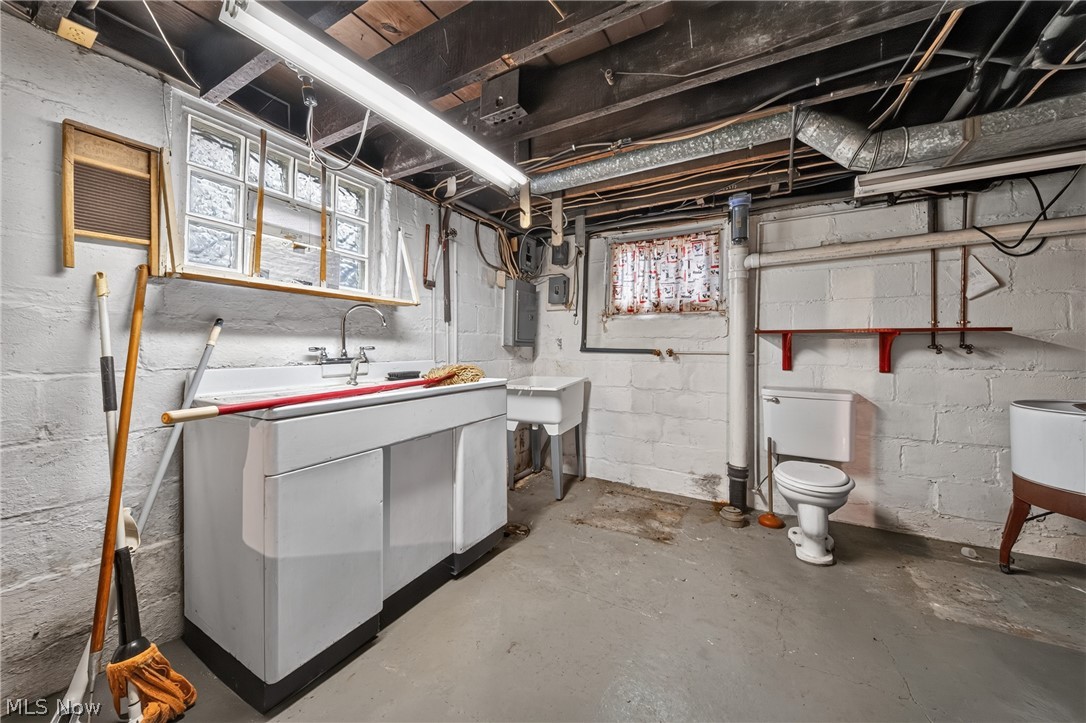 1936 E 45th Street Ashtabula OH 44004