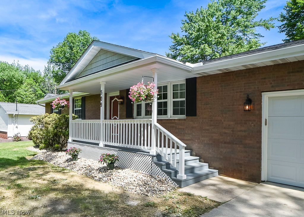 509 Towson Drive NW Champion OH 44483