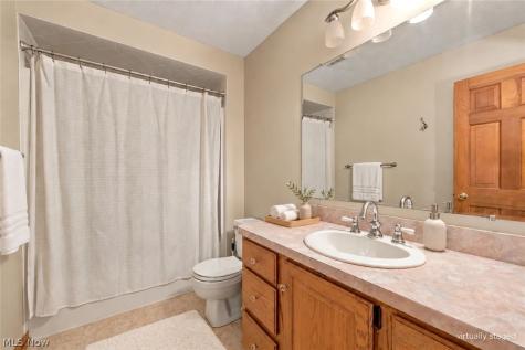 240 Greenview Drive Aurora OH 44202