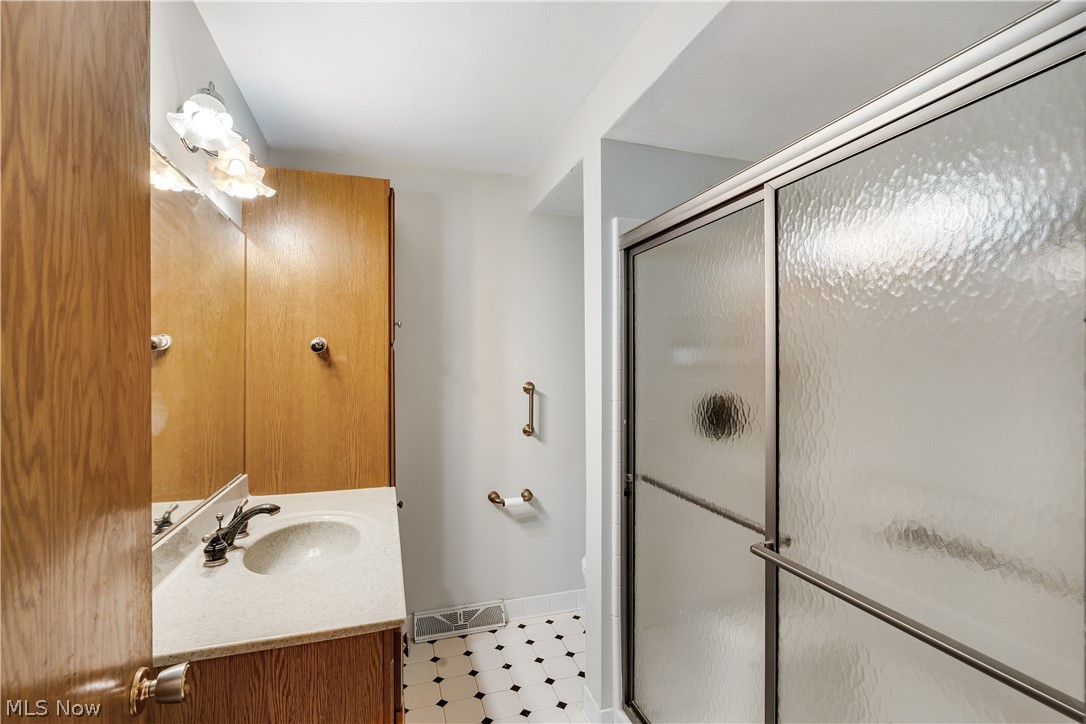 24 Deeringwood Drive New Middletown OH 44442