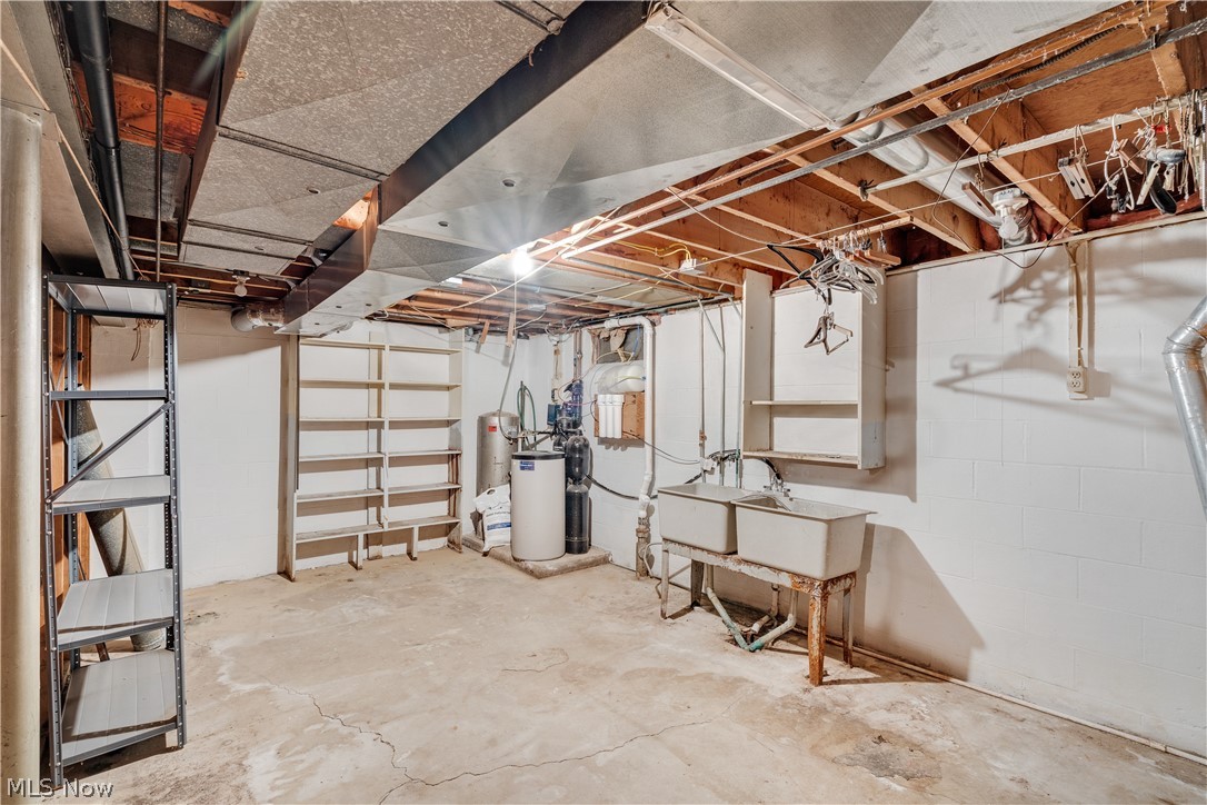 24 Deeringwood Drive New Middletown OH 44442