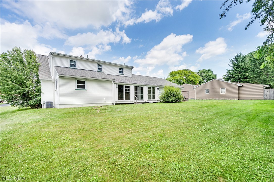 24 Deeringwood Drive New Middletown OH 44442