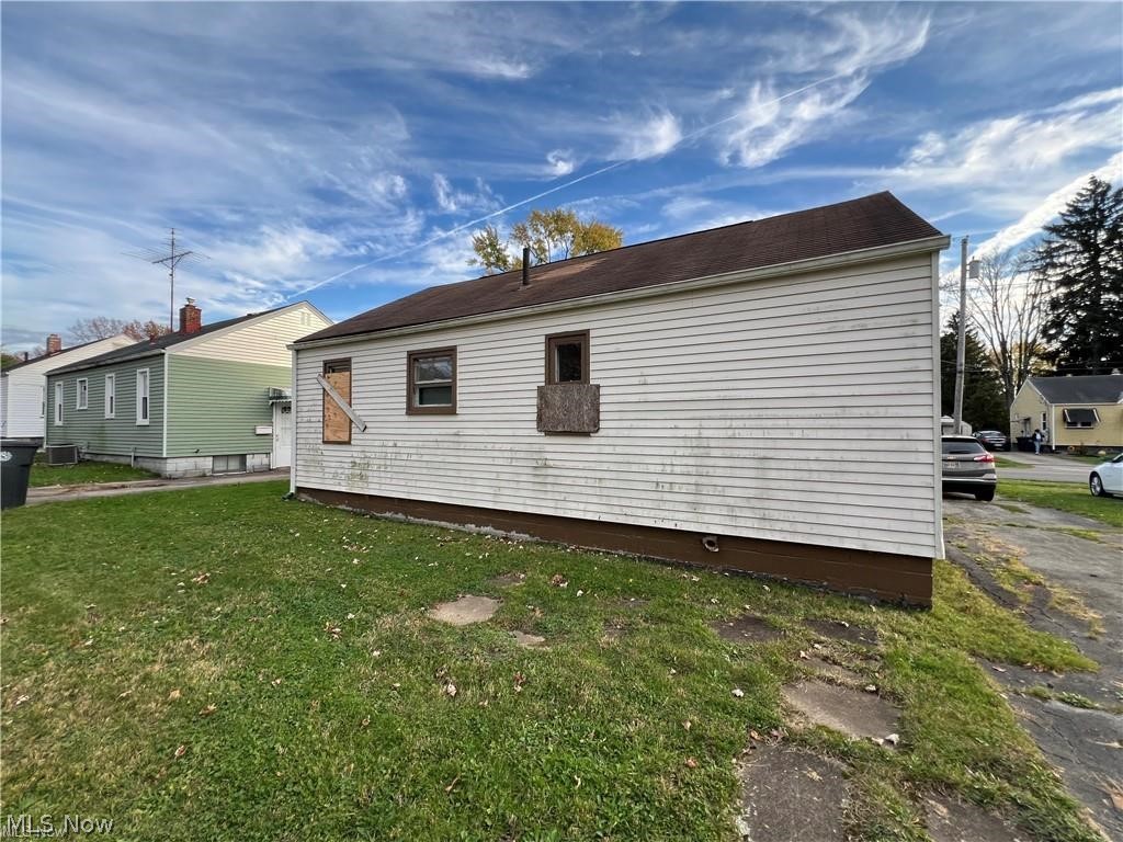 2773 Burton Street SE Warren OH 44484