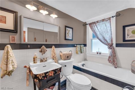 1563 Commodore Road Lyndhurst OH 44124