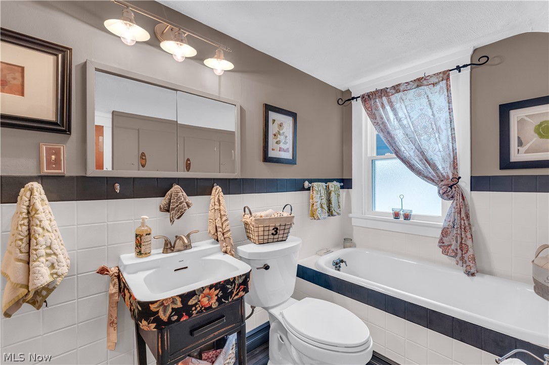 1563 Commodore Road Lyndhurst OH 44124
