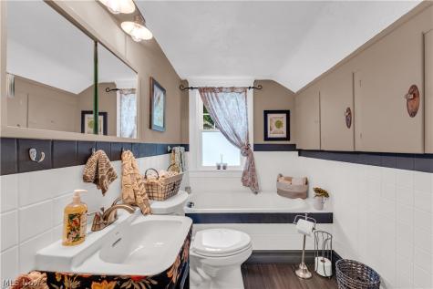 1563 Commodore Road Lyndhurst OH 44124