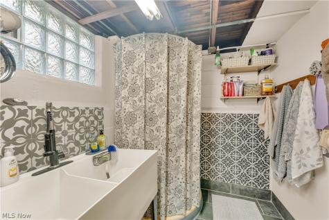 1563 Commodore Road Lyndhurst OH 44124