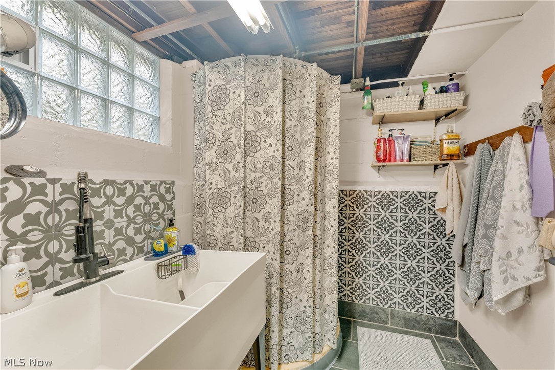 1563 Commodore Road Lyndhurst OH 44124