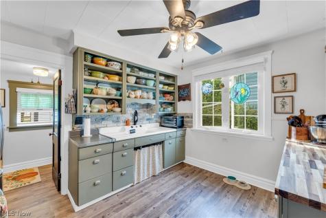 1563 Commodore Road Lyndhurst OH 44124