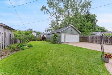 17531 Daleview Drive Lakewood OH 44107