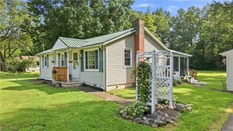 11596 Homestead Avenue NE Alliance OH 44601