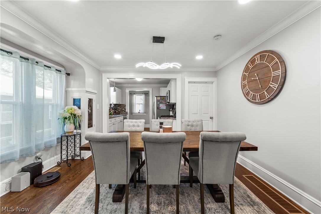 560 Elmwood Road Bay Village OH 44140