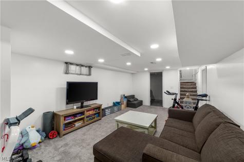560 Elmwood Road Bay Village OH 44140