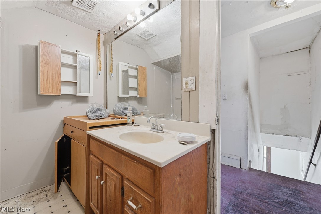 4040 Saint Clair Street Willoughby OH 44094