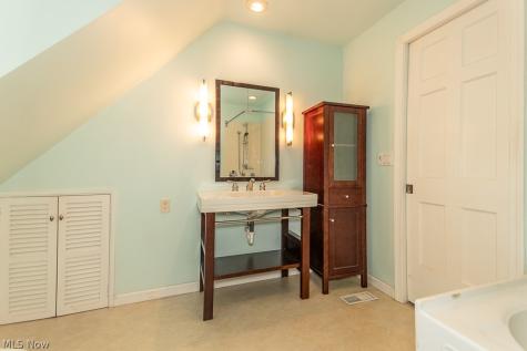21050 Edgecliff Drive Euclid OH 44123