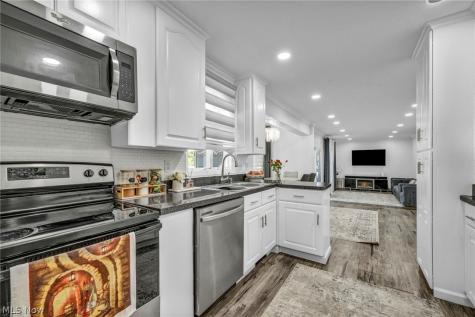 27478 Cottonwood Trail North Olmsted OH 44070