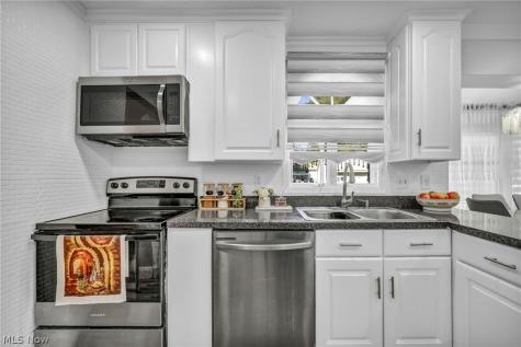 27478 Cottonwood Trail North Olmsted OH 44070