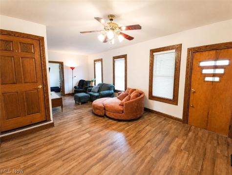 8942 Edison Street NE Louisville OH 44641