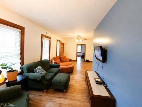 8942 Edison Street NE Louisville OH 44641