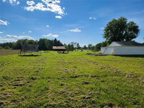 8942 Edison Street NE Louisville OH 44641