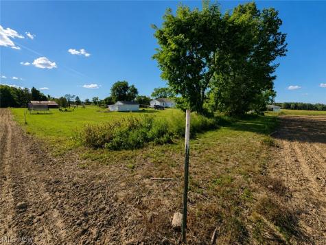 8942 Edison Street NE Louisville OH 44641