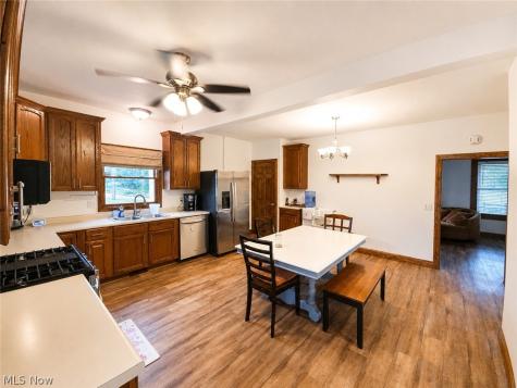 8942 Edison Street NE Louisville OH 44641