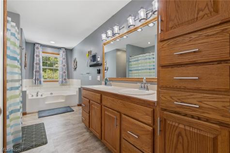 1718 Cornerstone Street SW Hartville OH 44632