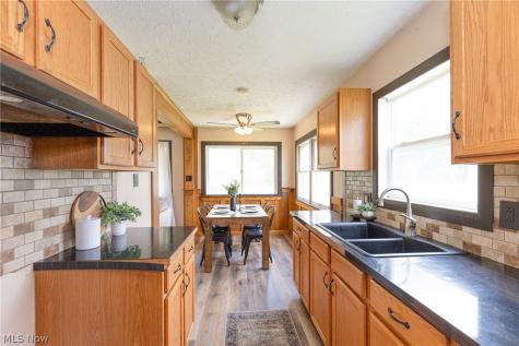 1687 Delia Avenue Akron OH 44320