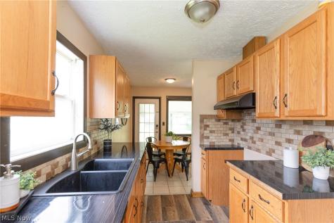 1687 Delia Avenue Akron OH 44320