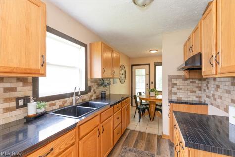 1687 Delia Avenue Akron OH 44320