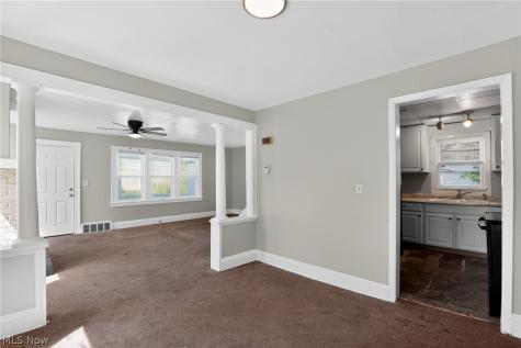 1537 E 214th Street Euclid OH 44117