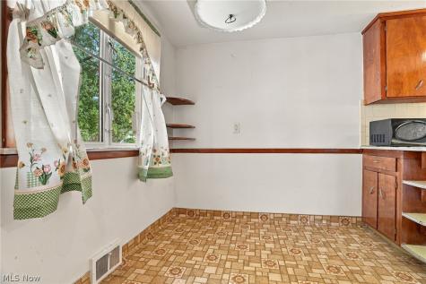 819 E 261st Street Euclid OH 44132