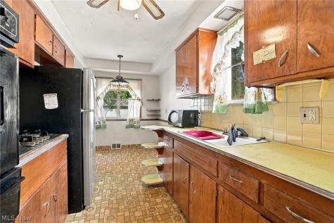 819 E 261st Street Euclid OH 44132