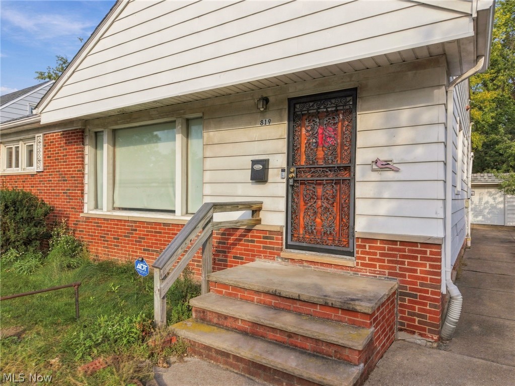819 E 261st Street Euclid OH 44132