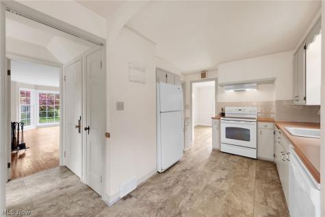1132 Yellowstone Road Cleveland Heights OH 44121