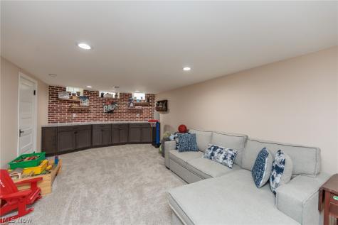 16609 Pilgrim Avenue Cleveland OH 44111