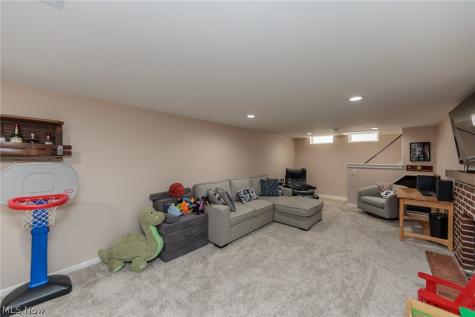 16609 Pilgrim Avenue Cleveland OH 44111