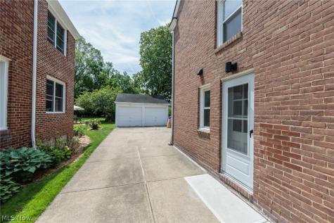 16609 Pilgrim Avenue Cleveland OH 44111