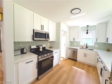 18203 Broxton Drive Strongsville OH 44149