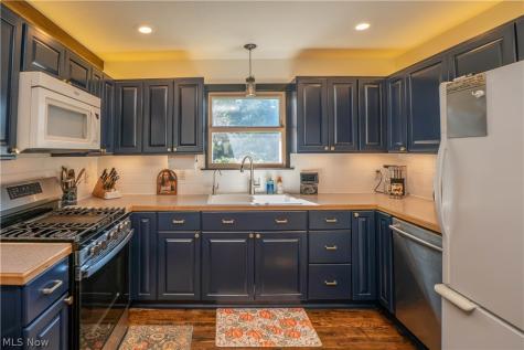 5522 Grove Street Louisville OH 44641
